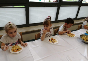 dzieci degustują sałatki